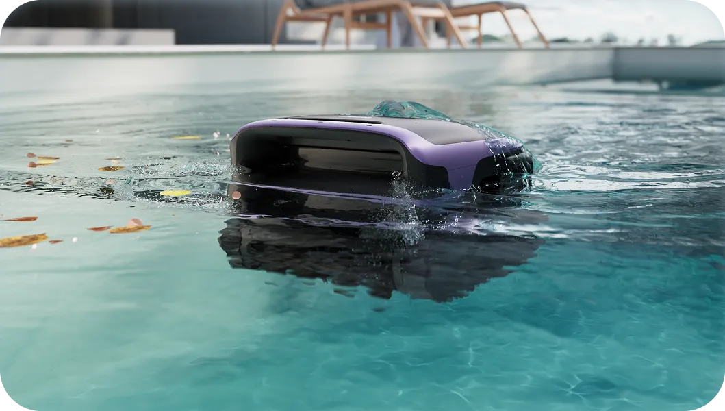 Robot limpiapiscinas Beatbot AquaSense 2 Ultra limpiando una piscina residencial